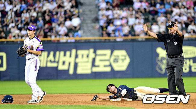 롯데 이 선수 없었으면 어쩔 뻔…팀 구한 슈퍼캐치에 단장도 엄지척, 투혼의 김동혁 “뒤에 펜스는 신경 쓰지 않았다”
