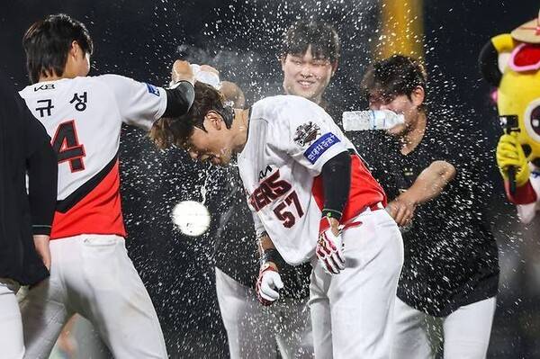 연장 접전서 '끝내기 실책'이라니...루징시리즈 떠안은 한화, '붙박이 4번' 집중력 잃은 노시환을 어쩌나