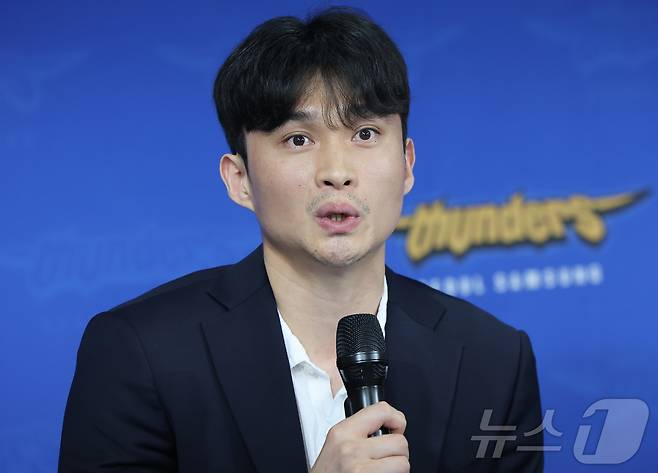 정관장 이종현, FA 재계약하자마자 은퇴 왜?…