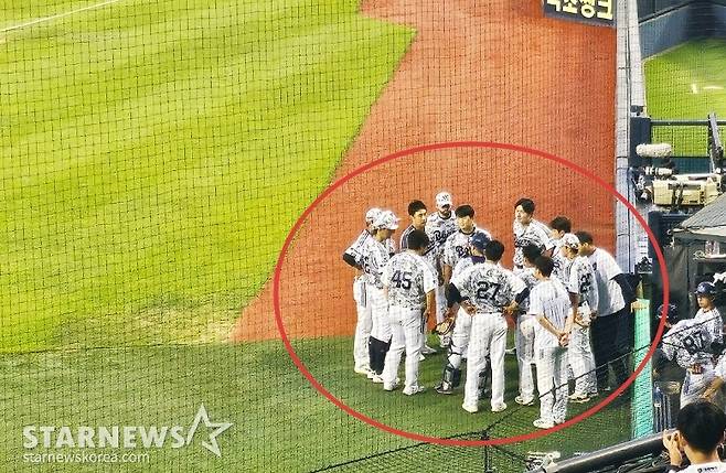 세상에 '이런 포수가 다 있다니...' 마스크도 안 벗고 4회 '전원 집합'→그리고 강하게 외친 메시지