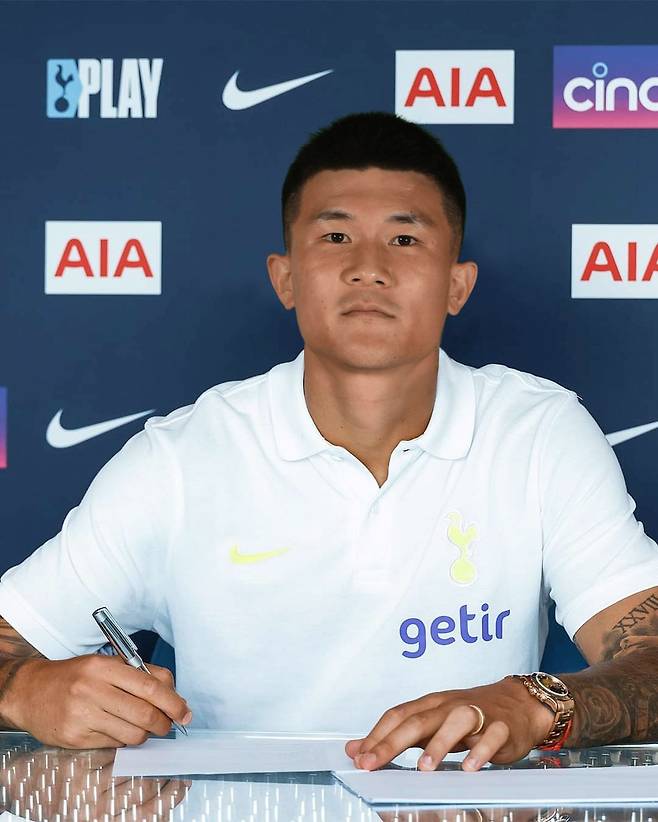 韓 축구 경사! ‘공수 핵심’ 한솥밥 가능성 떴다…김민재, 6년 만에 토트넘 이적설 수면 위로 [英 독점]