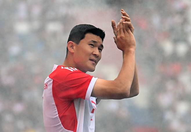 韓 축구 경사! ‘공수 핵심’ 한솥밥 가능성 떴다…김민재, 6년 만에 토트넘 이적설 수면 위로 [英 독점]