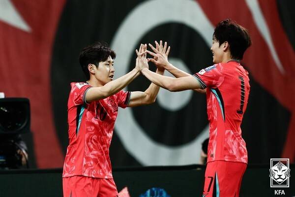 [A매치 현장 리뷰] '골골골골' 미쳤다! 홍명보호 16년 만에 대기록...11회 연속 월드컵 본선 진출 자축→한국, 쿠웨이트 4-0 제압