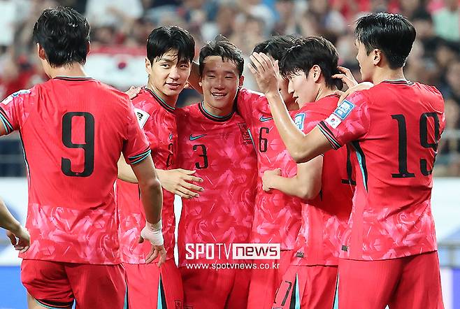 韓 팬들에게 꼭 인사하고 싶었던 손흥민 “무리해서 뛰었다, 아직 부상 회복 중” [SPO 현장]