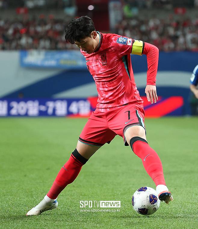 韓 팬들에게 꼭 인사하고 싶었던 손흥민 “무리해서 뛰었다, 아직 부상 회복 중” [SPO 현장]