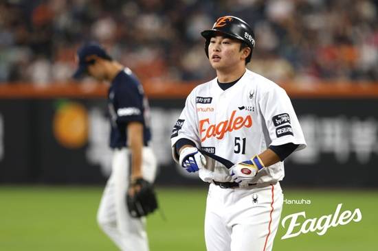 두산전 3연패 탈출→1위 LG 턱밑 추격, 그런데 한화 '왜 집합' 걸렸나?…연이은 황당 외야 포구 실수, 김재걸 코치 뿔났다 [대전 현장]