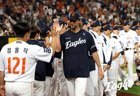 두산전 3연패 탈출→1위 LG 턱밑 추격, 그런데 한화 '왜 집합' 걸렸나?…연이은 황당 외야 포구 실수, 김재걸 코치 뿔났다 [대전 현장]