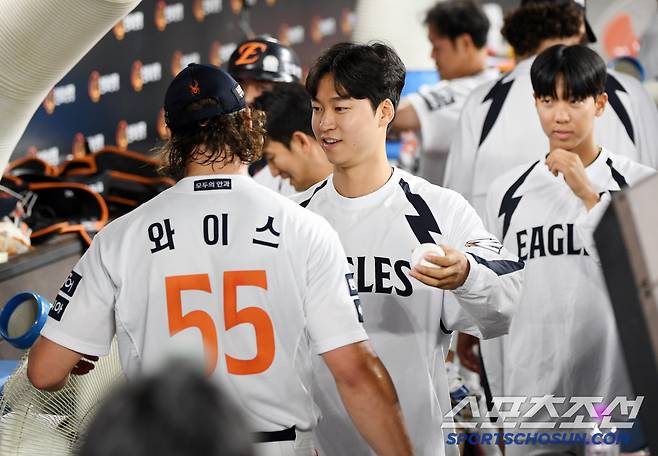 결국 김서현까지 투입.. 한화 김재걸 코치가 미팅 소집! → 이겼지만 반성할 건 반성하자