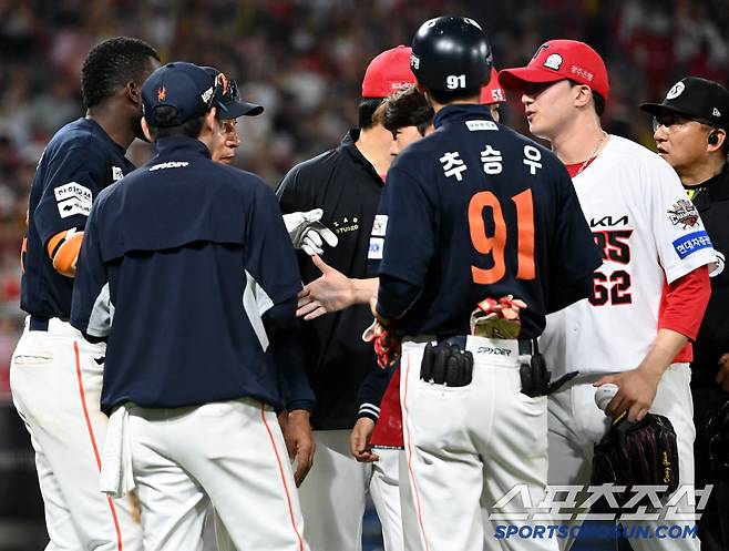 151㎞ 사구→손등 뼛조각 '날벼락'…영상통화 건 투수, 감독-단장까지 사과했다