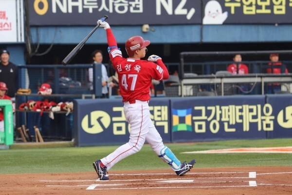 '미쳤다' 이적 첫 선발 출전서 3안타+1도루 맹활약...'14년 원클럽맨' 출신 호타준족 외야수 복덩이 조짐