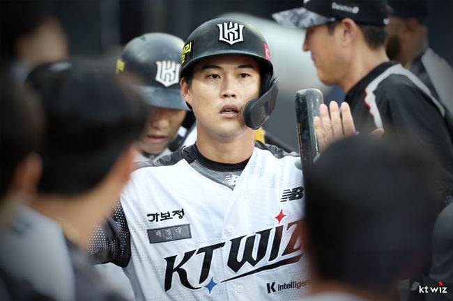 “내 자리 영원할 줄 알았는데…” 부동의 중견수→타율 1할대→벤치 전락, 배정대 시련 속에서 무엇을 얻었나