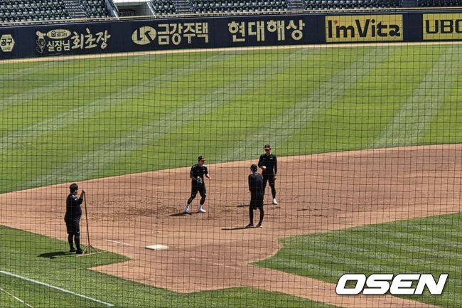 치명적 송구 실책 실점→문책성 교체…김주성, 이영빈과 3루 특별 수비 훈련, '블랙홀 LG 3루' 어쩌나