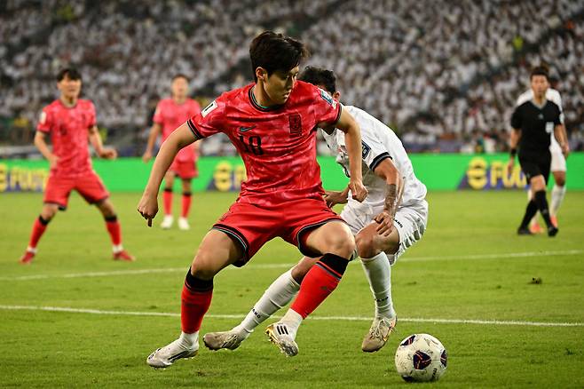 '대한민국 에이스'에 흠뻑 빠졌다! 잉글랜드 우승팀의 '열렬한 러브콜'…이강인은 '이적 잠시 보류'→PSG가 주도권 쥐고 있다