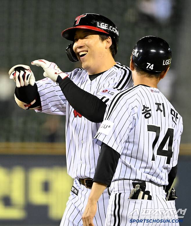 '1위 절대 안뺏겨!' 필승조 무너뜨린 LG, 한화 추격 뿌리치고 선두 수성[잠실 리뷰]