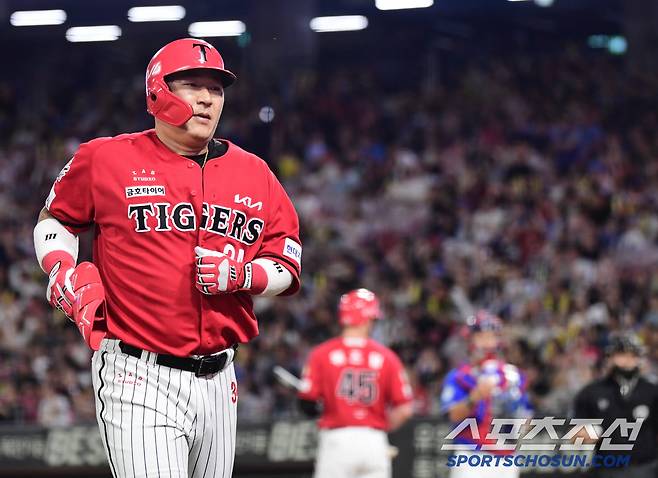 최형우 KBO 최초! 전상현 타이거즈 최초!…KIA 5할 지켰다 '삼성 6-3 제압' [광주 리뷰]
