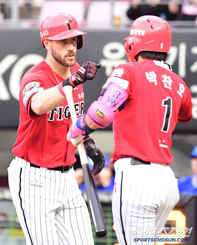 최형우 KBO 최초! 전상현 타이거즈 최초!…KIA 5할 지켰다 '삼성 6-3 제압' [광주 리뷰]