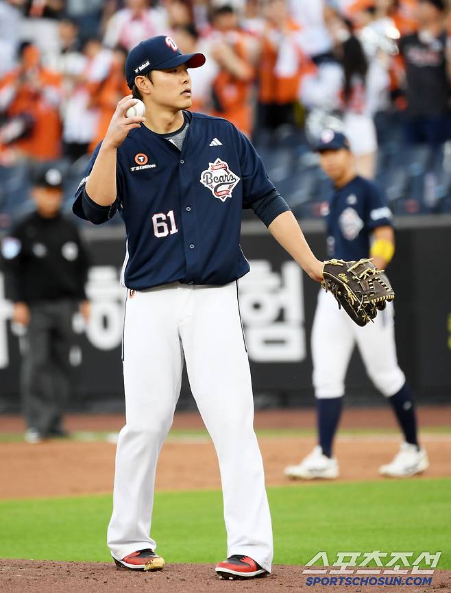 얼마나 분했으면.. '5실점 강판' 예비 FA 최원준. 동료들 하이파이브도 외면하고 퇴장했다