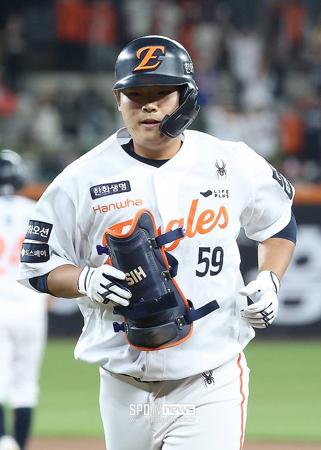 홈런→홈런→홈런→홈런…김경문이 약속 지킬만 하네, 한화 거포 포수의 꿈 현실이 되나