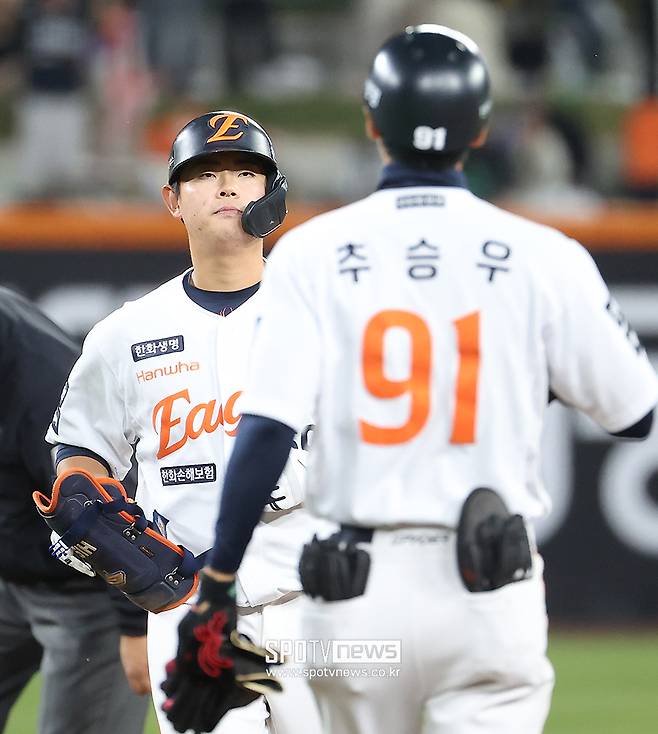 홈런→홈런→홈런→홈런…김경문이 약속 지킬만 하네, 한화 거포 포수의 꿈 현실이 되나