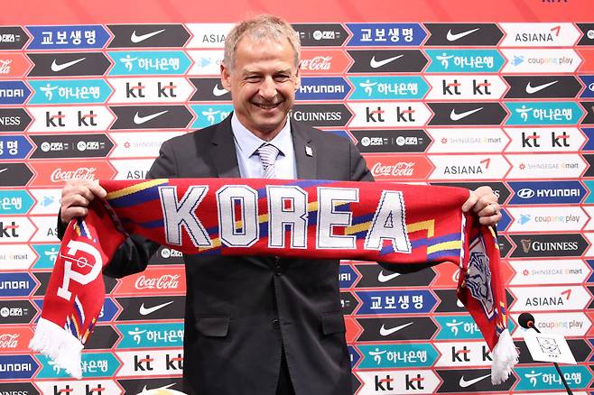 “이강인 농담에 손흥민이 폭력 휘둘러” 끊임없는 ‘탁구게이트’ 언급, 韓 축구에 아픔만 안겨준 클린스만 FIFA로 돌아갔다 [오피셜]
