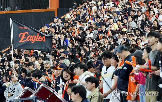 너무 작게 지었나…한화 이글스, 24연속 매진에도 관중 순위 7위