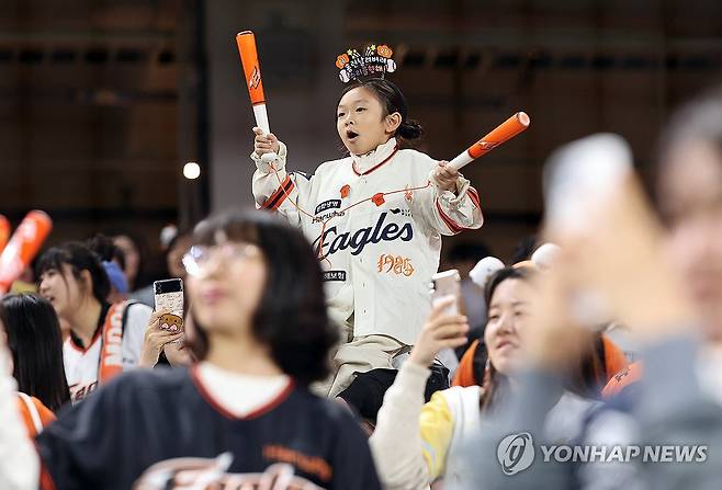 너무 작게 지었나…한화 이글스, 24연속 매진에도 관중 순위 7위