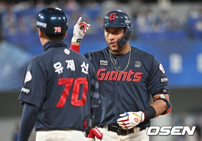이러다 202안타도 깨는 거 아냐? 17억에 롯데 잔류→압도적 안타 1위, “기록 욕심? 전 롯데 승리만 생각합니다”