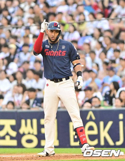이러다 202안타도 깨는 거 아냐? 17억에 롯데 잔류→압도적 안타 1위, “기록 욕심? 전 롯데 승리만 생각합니다”