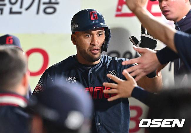 이러다 202안타도 깨는 거 아냐? 17억에 롯데 잔류→압도적 안타 1위, “기록 욕심? 전 롯데 승리만 생각합니다”