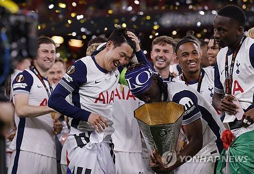 韓 축구 비통한 소식! 손흥민 '선발 제외+주장 박탈'…새 감독 의지 확고?