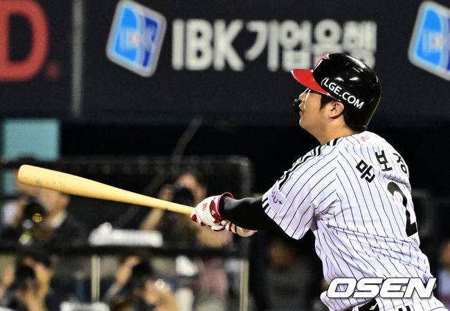“수비 나가요” LG 보물, 드디어 3루수로 뛴다...무릎 통증 회복, 22일 만에 3루 복귀