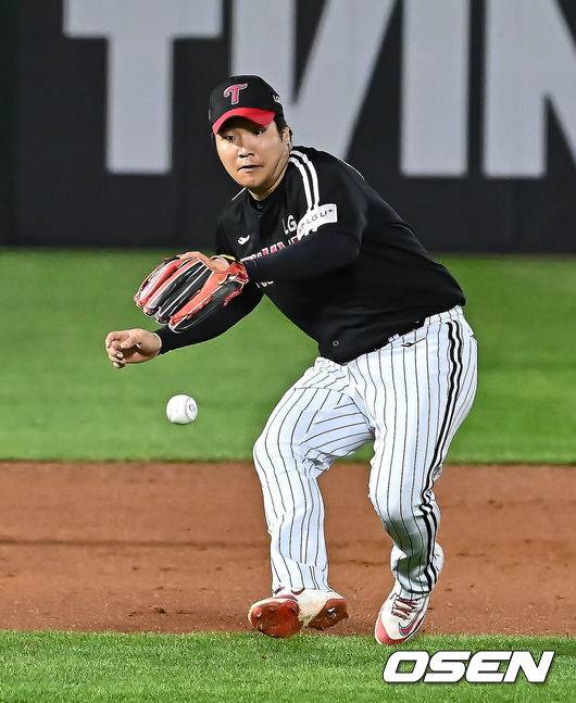“수비 나가요” LG 보물, 드디어 3루수로 뛴다...무릎 통증 회복, 22일 만에 3루 복귀