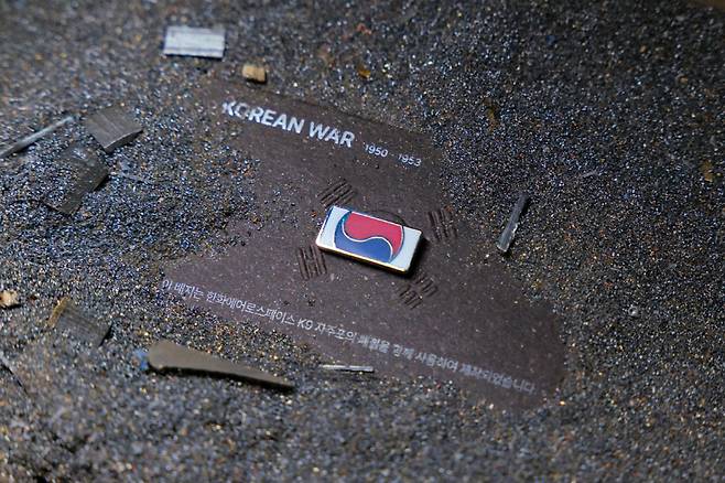 한화, K-9 자주포 폐철로 만든 '태극기 배지' → 약 2만개 관중 전원에게 뿌린다!