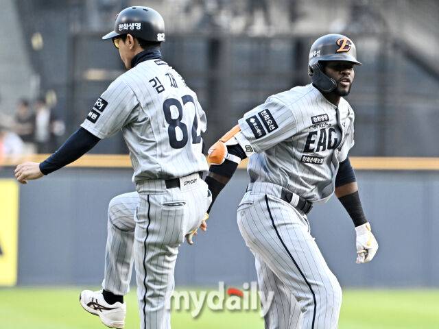 151km 직구에 손등 강타→뼛조각 떨어졌는데…휴식 반납하고 훈련, 한화에 이런 외인이 있다