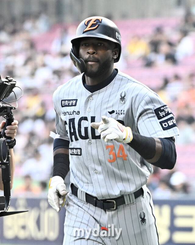 151km 직구에 손등 강타→뼛조각 떨어졌는데…휴식 반납하고 훈련, 한화에 이런 외인이 있다
