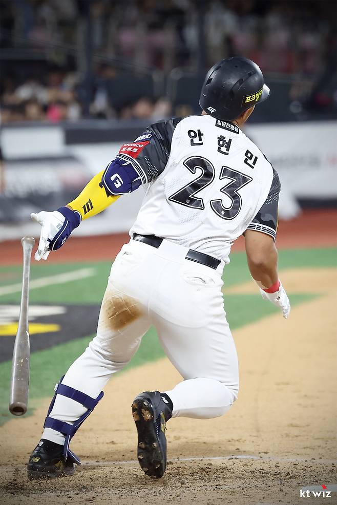 '신인왕 향해 쾅쾅!' 한 달 만에 연타석포 또 터졌다…KT 안현민, 김진욱 상대 시즌 11호+12호포 폭발 [수원 라이브]