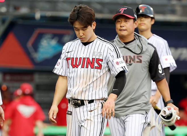 ‘천만다행’ 141㎞ 직구에 손등 맞은 LG 구본혁 “엑스레이 검진 결과 뼈에 이상없음” [SD 잠실 라이브]