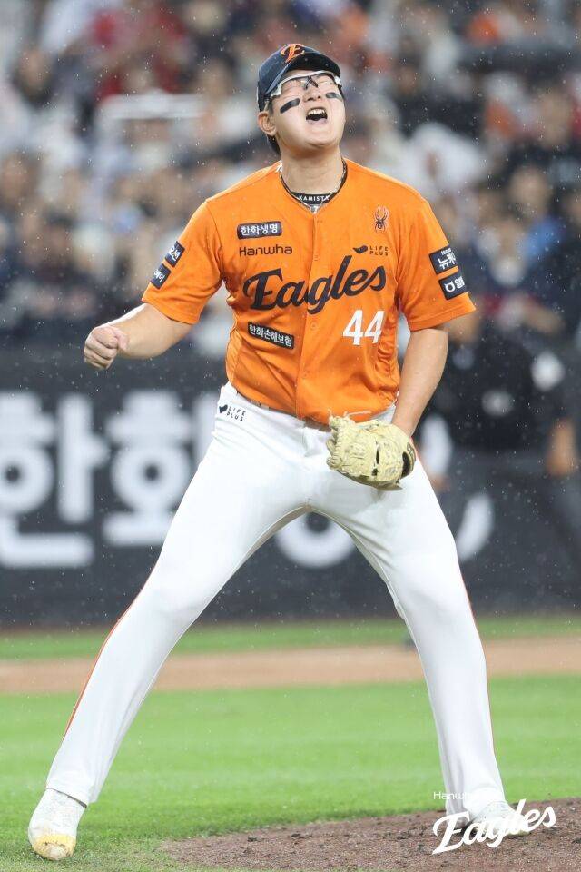 역대급 등장신+한화 팬들의 함성, 160km 괴력 이유 있네…김서현 깜짝깜짝 놀란다