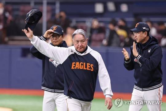 '한화, 롯데 팬들 입이 귀에 걸렸다!' '예전 한화, 롯데는 잊어라' 한화와 롯데, 각종 악재 속에서도 상위권 유지