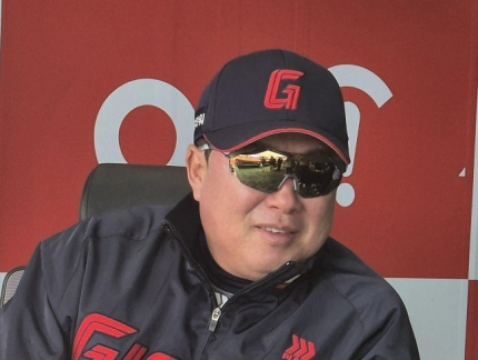 '한화, 롯데 팬들 입이 귀에 걸렸다!' '예전 한화, 롯데는 잊어라' 한화와 롯데, 각종 악재 속에서도 상위권 유지