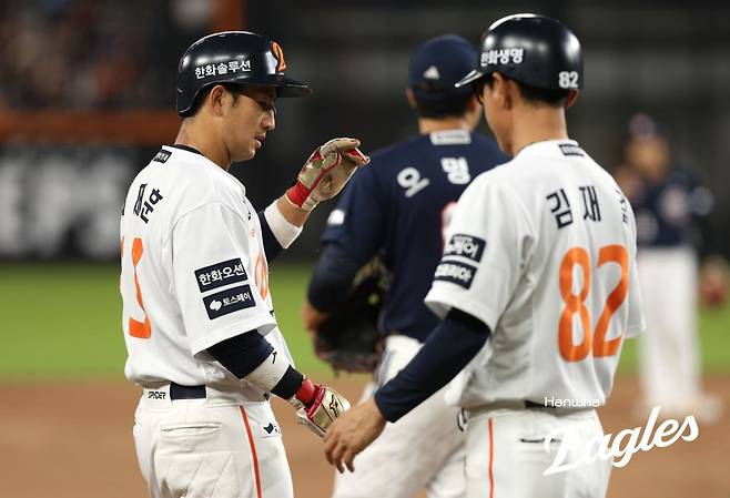 주루 코치가 헬멧을 던졌다…3루 견제사·번트 타구 판단 미스, 1위 싸움 앞둔 한화가 챙겨야 할 ‘디테일’