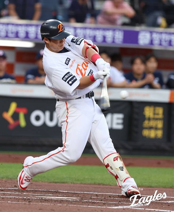 주루 코치가 헬멧을 던졌다…3루 견제사·번트 타구 판단 미스, 1위 싸움 앞둔 한화가 챙겨야 할 ‘디테일’