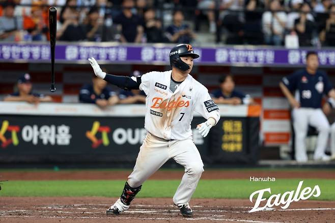 주루 코치가 헬멧을 던졌다…3루 견제사·번트 타구 판단 미스, 1위 싸움 앞둔 한화가 챙겨야 할 ‘디테일’