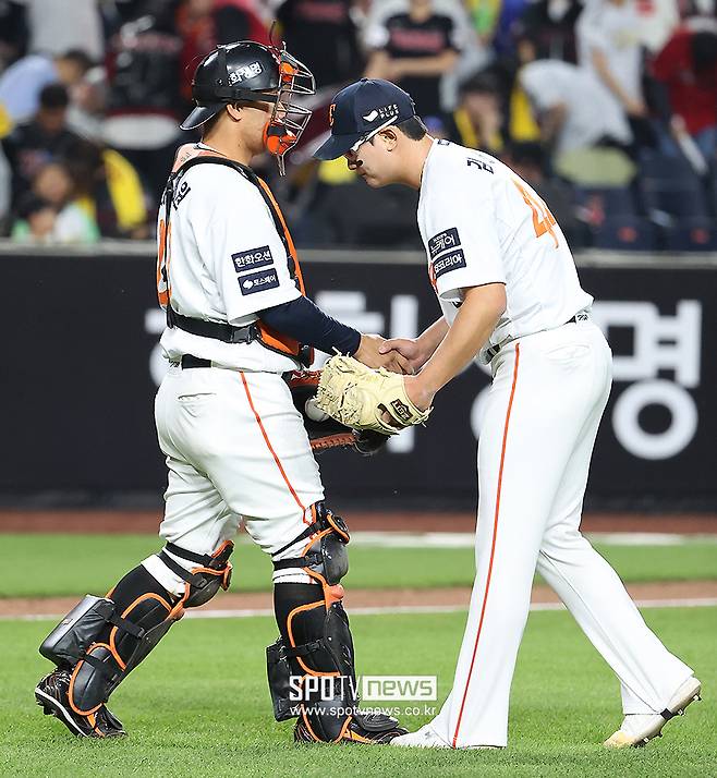 방출→5000만원에 한화행→1억 인상…38세 포수가 156km 마무리 살렸다