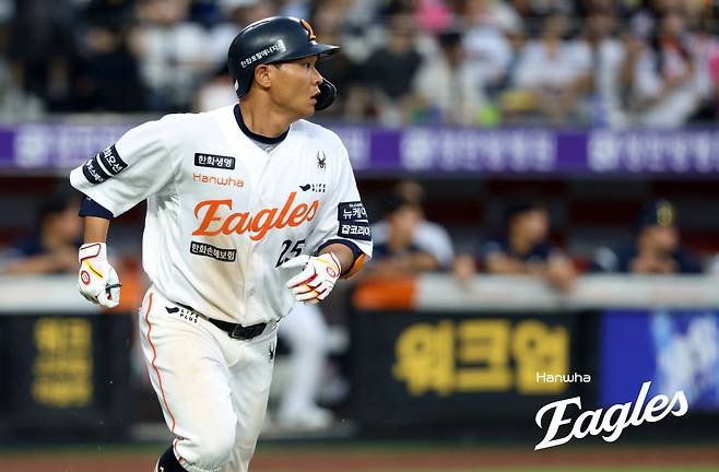 주루 코치가 헬멧을 던졌다…3루 견제사·번트 타구 판단 미스, 1위 싸움 앞둔 한화가 챙겨야 할 ‘디테일’