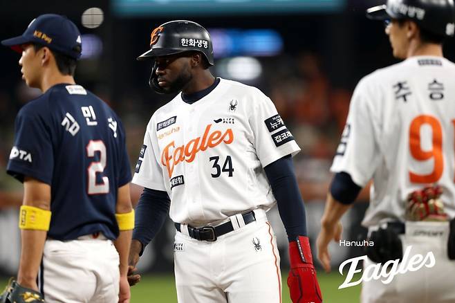 주루 코치가 헬멧을 던졌다…3루 견제사·번트 타구 판단 미스, 1위 싸움 앞둔 한화가 챙겨야 할 ‘디테일’