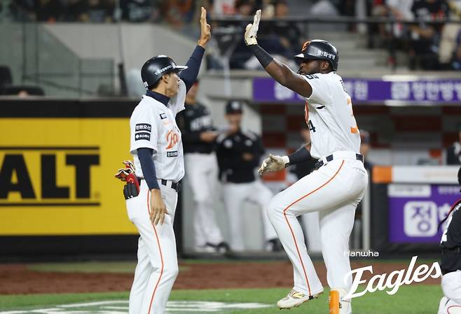 주루 코치가 헬멧을 던졌다…3루 견제사·번트 타구 판단 미스, 1위 싸움 앞둔 한화가 챙겨야 할 ‘디테일’