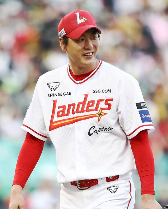 '인천의 전설이 되다' 김광현, SSG와 2년 총액 36억원 다년 계약 체결