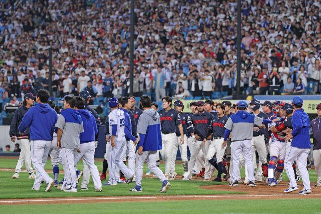 '헤드샷'에 이어 하다하다 '견제구'까지…'장두성 폐 출혈' 세상 억까당하는 롯데, 이렇게 안 풀릴 수가 있나?