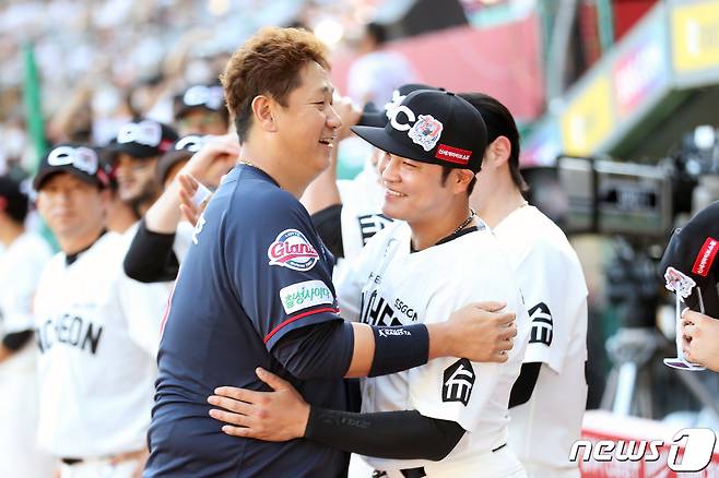 이대호, '은퇴식' 추신수 위해 커피차 선물…